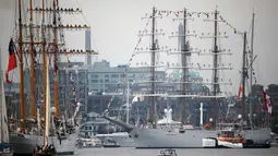 Kapal layar Angkatan Laut Peru dan Angkatan Laut Chili (kiri) saat mengikuti Parade Sail di Boston, AS (17/6). Untuk pertamanya kalinya selama 17 tahun kapal-kapal layar tersebut berkumpul di pelabuhan Boston. (AP Photo / Michael Dwyer)