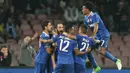 Para pemain Juventus merayakan gol Gonzalo Higuain ke gawang Napoli pada leg kedua semifinal Coppa Italia di Stadion San Paolo, Naples, Rabu (5/4/2017). Juventus kalah 3-2 dari Napoli. (AFP /Carlo Hermann).