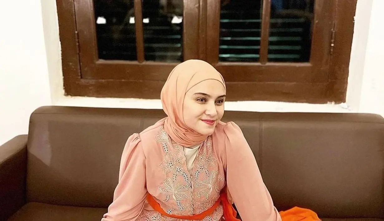 Padu padan kebaya berwarna pastel ala Zee Zee Shahab. Ia mengenakan kebaya berwarna merah muda pastel yang lembut, ia padukan dengan kain batik kuning pastel, selendang merah, dan hijab nude yang serasi. [Foto: Instagram/zeezeeshahab]