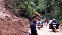 Longsor menerjang salah satu akses jalan menuju kawasan Geopark Nasional Ciletuh, Kecamatan Palabuhanratu, Kabupaten Sukabumi, Jawa Barat. (Foto: Polres Sukabumi/Liputan6.com/Mulvi Mohammad)