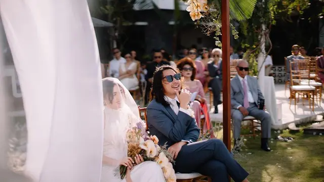 Busana Effortless Ello dan Cindy Maria di Pernikahan Romantis Pinggir Pantai