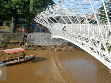 Perahu eretan yang ada sejak tahun 1965 ini harus tersingkirkan oleh pembangunan jembatan penyeberangan orang (JPO) di atas Sungai Ciliwung, Jakarta, Kamis (28/4/2016). (Liputan6.com/Yoppy Renato)