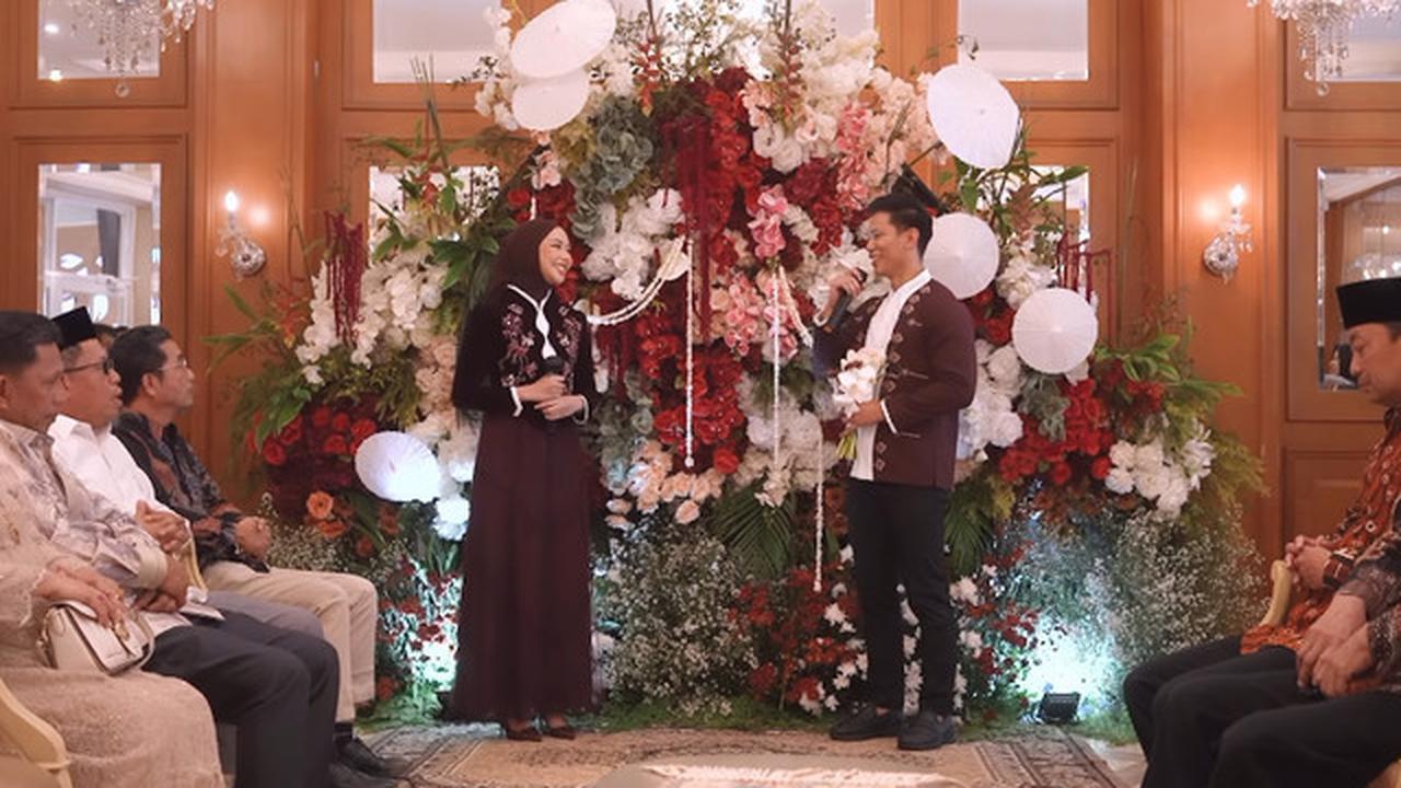 6 Model Dress Dara Arafah saat Lamaran, Anggun dalam Balutan Burgundy Elegan yang Memukau