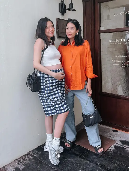 Gemas, ya, gaya duo bumil Alika Islamadina-Danita Vinarosa yang sama-sama sedang menunggu hari kelahiran bayi perempuannya (IG @alikaislamadina)