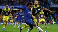 Winger Chelsea, Willian, saat coba melewati kawalan gelandang Southampton, Nathan Redmond, pada laga pekan ke-19 Premier League, di Stamford Bridge, Kamis (26/12/2019). The Blues takluk 0-2 dari Southampton. (AFP/Adrian Dennis)