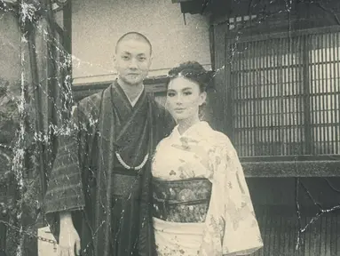 Begini potret Agnez Mo dan Adam Rosyadi yang tampil menawan saat kompak memakai kimono dalam liburannya ke Jepang. Banyak netizen pun membanjiri potret keduanya dengan berbagai pujian dan doa agar keduanya lekas menuju pelaminan. (Liputan6.com/IG/@agnezmo)