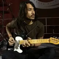 Penampilan Ello berubah dari kesan anak mami menjadi bergaya slengean.