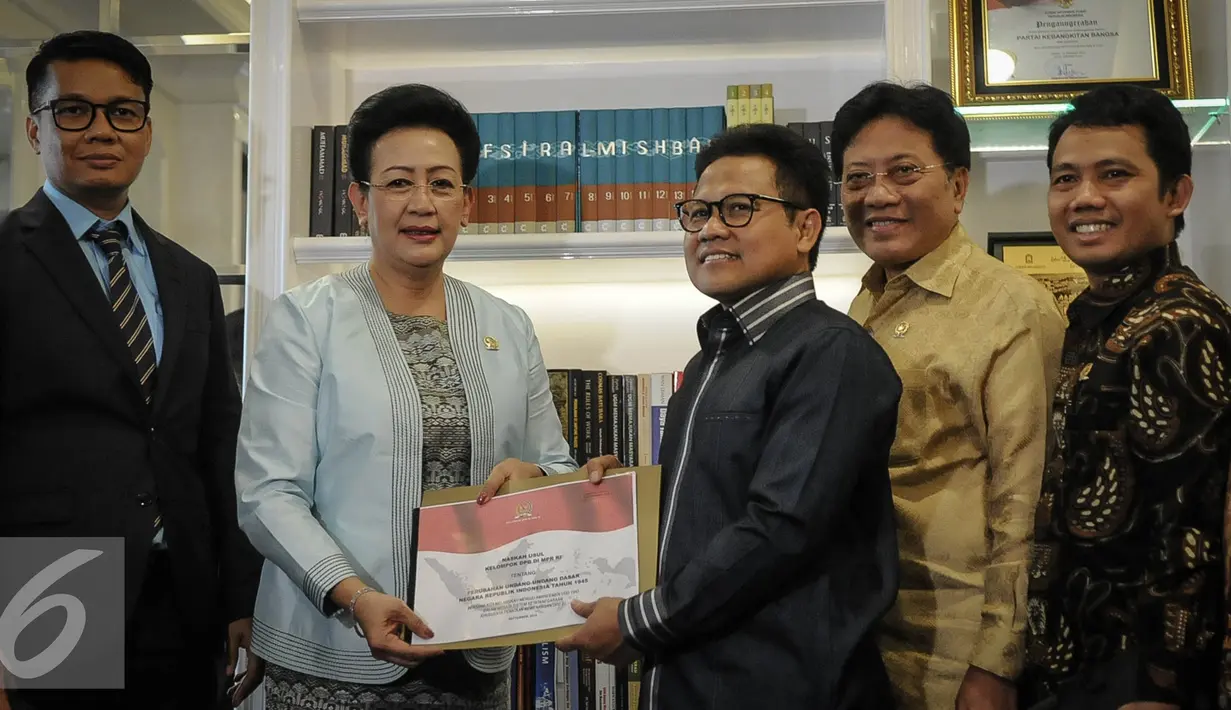 Ketua Umum PKB, Muhaimin Iskandar (keempat kanan) menerima naskah usul dari Wakil Ketua DPD RI GKR Hemas (kedua kiri) di Kantor DPP PKB, Jakarta, Rabu (28/9). (Liputan6.com/Faizal Fanani)