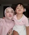 Hal tak mengenakkan sedang dialami selebgram Aghnia Punjabi. Putri satu-satunya Baby Cana dianiaya oleh pembantunya hingga meninggalkan banyak memar di tubuh. Aghnia Punjabi sering terlihat tampil kompak dengan Baby Cana, seperti terlihat di foto ini. Keduanya tampil gemas memperlihatkan duck face mengenakan outfit berwarna pink. [Foto: Instagram/emyaghnia]