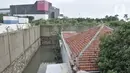 Banjir merendam permukiman warga tepat berada di belakang gedung AEON Mall Jakarta Garden City di Kayu Tinggi, Cakung, Jakarta, Selasa (25/2/2020). Aeon Mall Jakarta Garden City diserang sekelompok warga yang menuding mall sebagai penyebab permukiman mereka kebanjiran. (merdeka.com/Iqbal S Nugroho)