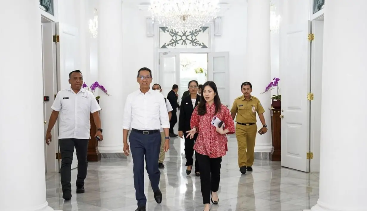 Sesekali Angela juga tampil lebih kasual dengan atasan batik dan celana ankle. Batik yang dibuat menjadi blouse berpotongan longgar terlihat begitu nyaman digunakan. [Foto: Instagram/ Angela Tanoesoedibjo]