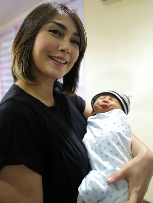 Proses anak ketiga pasangan ini terbilang cepat. Senin (22/8) Fenita rutin untuk kontrol kehamilannya. Meski merasakan mules, pasangan ini pulang lagi lantaran usia kandungan baru 37 minggu kurang satu hari. Umumnya 38-42 Minggu. (Andy Masela/Bintang.com)