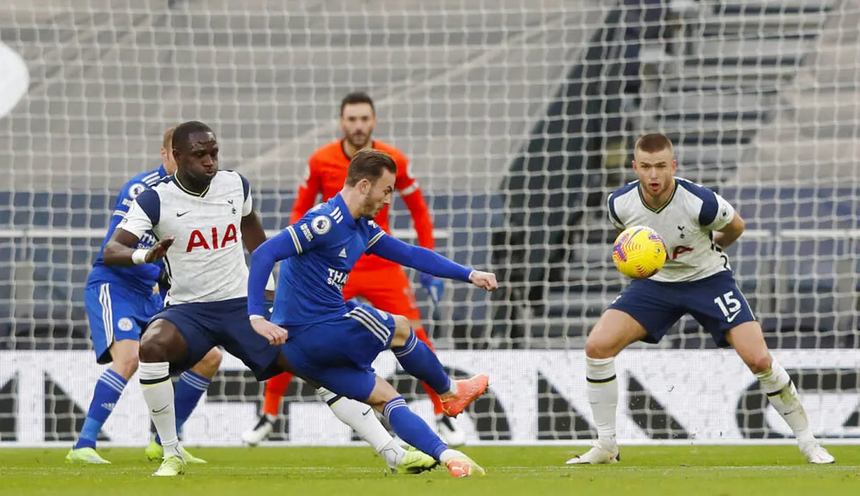 Pemain Leicester City, James Madison, melepaskan tendangan ke gawang Tottenham Hotspur pada laga Liga Inggris di London, Minggu (20/12/2020). Leicester menang dengan skor 2-0. (AP/Frank Augstein, Pool)