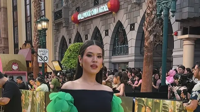 Adu Gaya Raisa dan Caitlin Halderman Hadiri Premiere Wicked di Singapura dalam Balutan Gaun Rancangan Peggy Hartanto