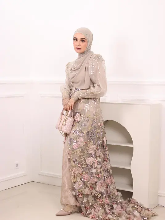 Shireen Sungkar tak kalah memesona mengenakan gaun dengan detail bunga embroidery nuansa nude. [@shireensungkar]