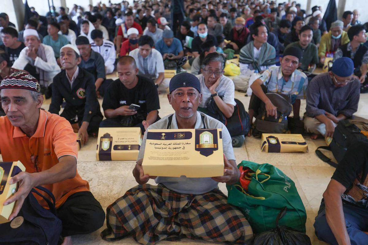 FOTO: Ribuan Jemaah Berbuka Puasa di Masjid Istiqlal pada Hari Pertama Ramadan