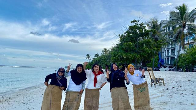 WNI di Maldives merayakan lomba 17 Agustus bersama Dubes RI di Kolombo, Dewi Gustina Tobing. (Foto: KBRI Colombo)