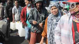 Antrean warga yang mayoritas pedagang saat membeli minyak goreng curah pada distributor di Jalan MA Salmun, Bogor, Kamis (31/3/20222). Antrean yang sudah terjadi sudah lebih dari dua pekan ini menurut pedagang disebabkan sulitnya mencari minyak goreng curah di Kota Bogor. (merdeka.com/Arie Basuki)
