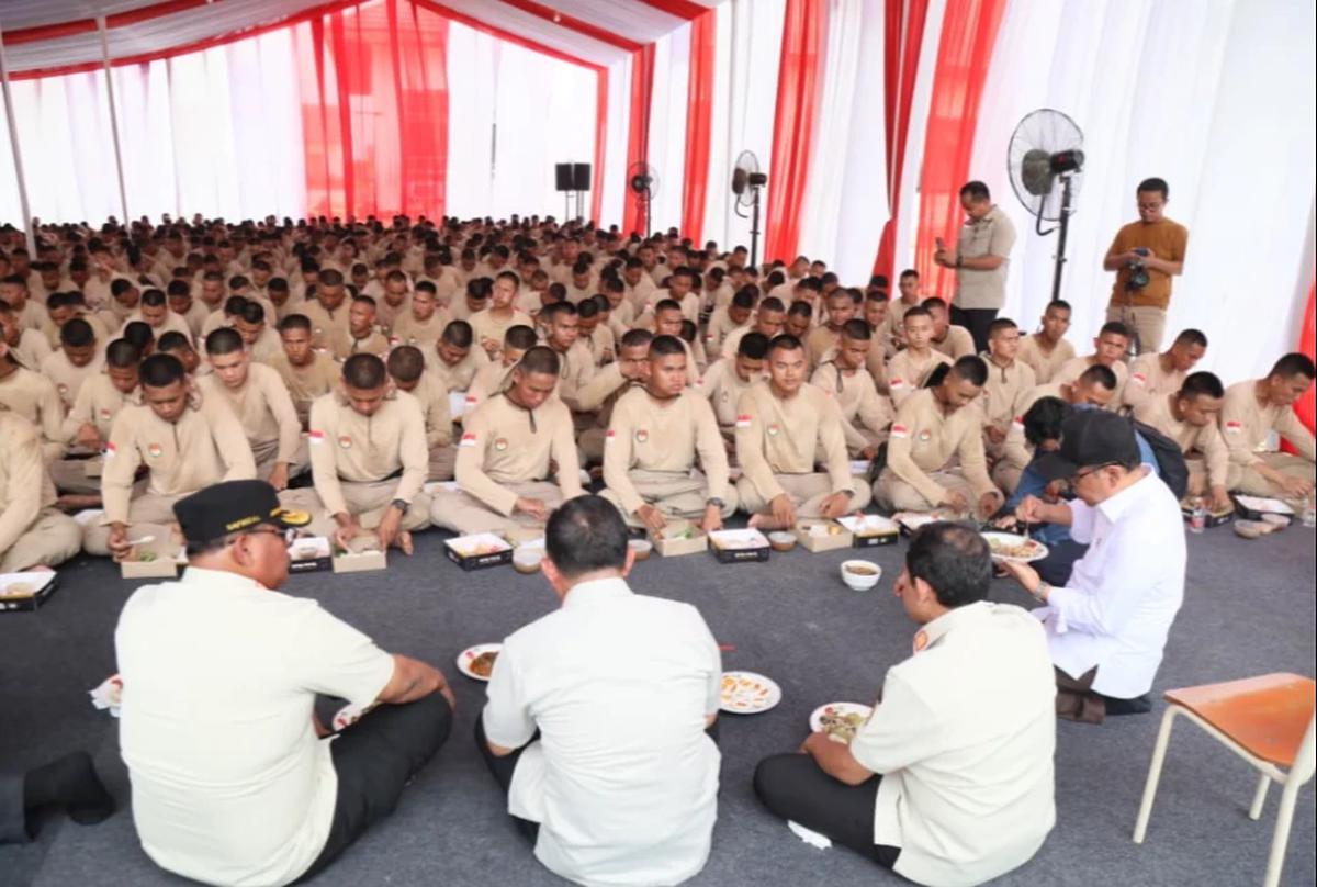 Hangat dan Sederhana, Momen Makan Siang Mendagri Bersama Praja IPDN di Tengah Tugas Kemanusiaan