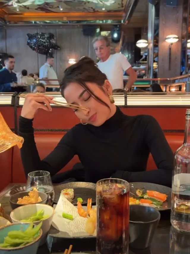 Gaya Slay Jennifer Coppen Support Justin Hubner Bertanding di Belanda dengan Kacamata Rp6 Jutaan