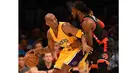 Pemain Los Angeles Lakers, Kobe Bryant (kiri) berduel dengan Pemain Toronto, Raptors DeMarre Carroll pada lanjutan NBA di Staples Center, Sabtu (21/11/2015). Toronto Raptors menang 102-91. (Reuters/Mandatory Credit: Kelvin Kuo-USA TODAY Sports)