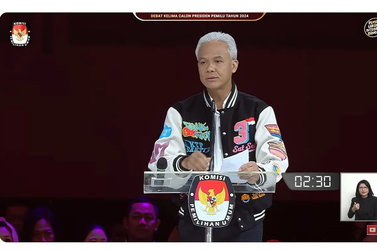 Calon Presiden (Capres) nomor urut 03 Ganjar Pranowo saat membacakan visi misi di debat Pilpres 2024 terakhir yang digelar Minggu (4/2/2024) di Jakarta Convention Center (JCC), Senayan, Jakarta Pusat.