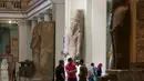 Sejumlah wisatawan saat melihat peniggalan jaman mesir kuno yang ada di museum Mesir, Kairo, Selasa (20/10/2015). Museum ini adalah rumah bagi koleksi antik bangsa Mesir kuno dan memiliki 120.000 koleksi. (REUTERS/Mohamed Abd El Ghany)