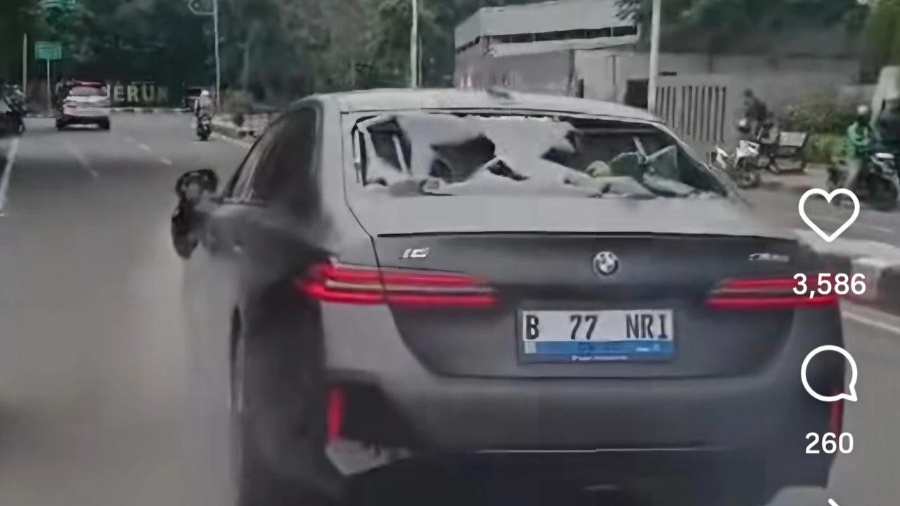 Mobil BMW Tabrak Pemotor Hancur Diamuk Massa di Jakbar, Begini Penampakannya