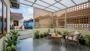 Desain Teras Rumah Sederhana yang Membuat Rumah Terasa Lebih Rapi dan Fungsional Model Semi Tertutup dengan Kanopi Transparan/ Ilustrasi AI