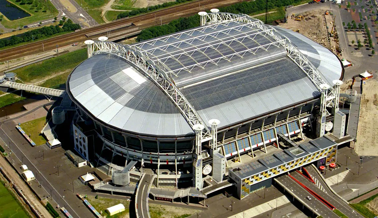 Amsterdam ArenA resmi dibuka pada 14 Agustus 1996 dan menjadi pelopor stadion di Eropa yang menerapkan teknologi retractable roof atau atap yang bisa dibuka tutup. Pembukaan ditandai dengan partai persahabatan antara Ajax Amsterdam melawan AC Milan. (AFP/Cord Mulder/ANP)