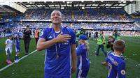 Kapten Chelsea, John Terry, menyapa suporter usai laga melawan Sunderland di Stamford Bridge, Minggu (21/5/2017). Terry resmi mengakhiri kiprahnya selama 22 tahun di Chelsea. (EPA/Facundo Arrizabalaga)