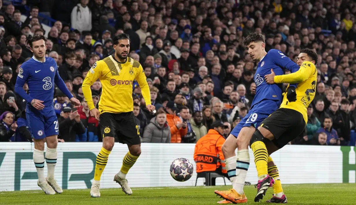 Pemain Chelsea, Kai Havertz, berebut bola dengan pemain Borussia Dortmund, Jude Bellingham, pada leg kedua 16 besar Liga Champions di Stadion Stamford Bridge, Rabu (8/3/2023). (AP Photo/Alastair Grant)