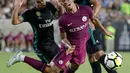 Penyerang Manchester City, Gabriel Jesus saat dilanggar bek Real Madrid, Daniel Carvajal pada pertandingan ICC di Los Angeles Memorial Coliseum, Kamis (27/7). City menang atas Madrid dengan skor 4-1. (AP Photo/Jae C. Hong)