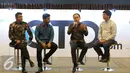 CEO KMK Online, Adi Sariatmadja (kedua kanan) saat peluncuran Oto.com di Jakarta, Rabu (28/9). Oto.com memberikan keleluasaan kepada konsumen untuk menelusuri konten tentang model kendaraan yang dipasarkan di Indonesia. (Liputan6.com/Angga Yuniar)