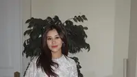6 Inspirasi Gaya Aaliyah Massaid Pakai Dress Putih, Elegan untuk Ibu Muda