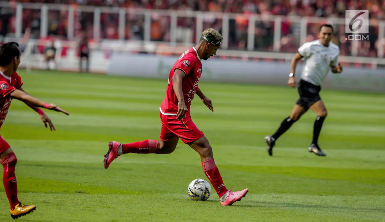 Pemain Persija Jakarta Bruno Matos membawa bola saat bertanding melawan Persib Bandung pada Shopee Liga 1 di Stadion Utama GBK, Senayan, Jakarta, Rabu (10/7/2019). Dalam pertandingan babak pertama Persija vs Persib masih imbang 0-0. (Liputan6.com/Faizal Fanani)