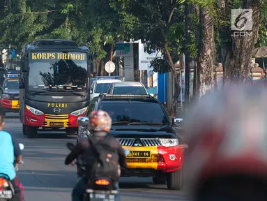 Iring-iringan bus yang membawa narapidana teroris dari Rutan Cabang Salemba Mako Brimob melintas di kawasan Kelapa Dua, Depok, Kamis (10/5). Imbas kerusuhan, sebanyak 155 narapidana terorisme dipindahkan ke Nusakambangan, Cilacap (Merdeka.com/Arie Basuki)