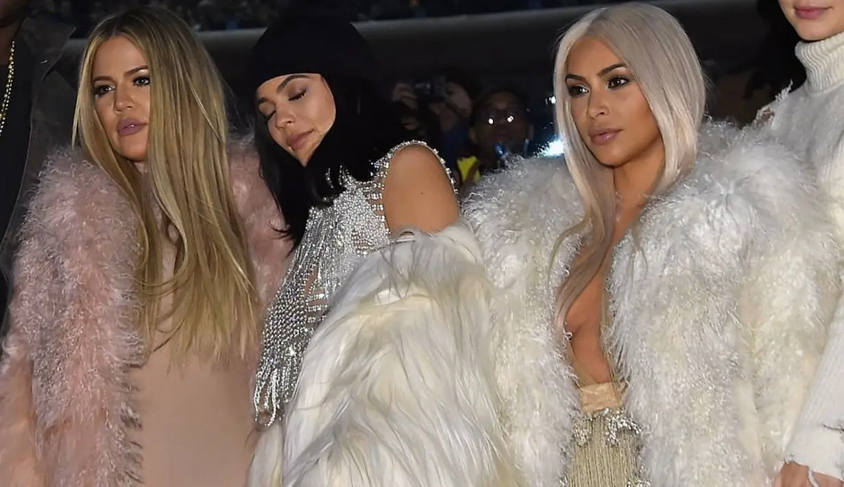 Saat Kim Kardashian terang-terangan mengenai kehamilannya via rahim ibu pengganti, Kylie dan Khloe lebih banyak diam. (The Inquisitr)