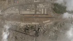 Foto satelit yang diambil oleh Planet Labs Inc., suasana bandara internasional Kabul setelah penarikan pasukan AS dari Afghanistan, Selasa (31/8/2021).  Taliban menguasai Bandara Kabul setelah pesawat Amerika Serikat (AS) terakhir meninggalkan landasan pacu. (Planet Labs Inc. via AP)