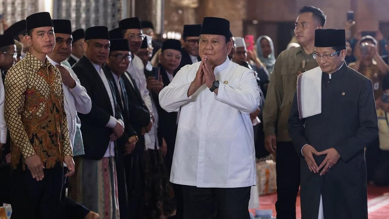 VIDEO: Ketika Seskab Teddy Duduk di Tengah 'Pisahkan' Prabowo & Gibran saat Maulid di Istiqlal