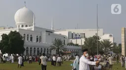 Umat muslim berswafoto usai melaksanakan shalat Idul Fitri 1442 H di Lapangan Masjid Agung Al Azhar, Jakarta, Kamis (13/5/2021). Ribuan umat muslim melaksanakan shalat Idul Fitri 1442 H di Lapangan Masjid Agung Al Azhar dengan menerapkan protokol kesehatan ketat. (Liputan6..com/Helmi Fithriansyah)