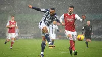 Gelandang West Bromwich Albion, Matt Phillips (kiri) melepaskan tendangan di depan bek Arsenal, Pablo Mari dalam laga lanjutan Liga Inggris 2020/21 pekan ke-17 di Hawthorns Stadium, Sabtu (2/1/2021). West Bromwich Albion kalah 0-4 dari Arsenal. (AFP/Michael Regan/Pool)