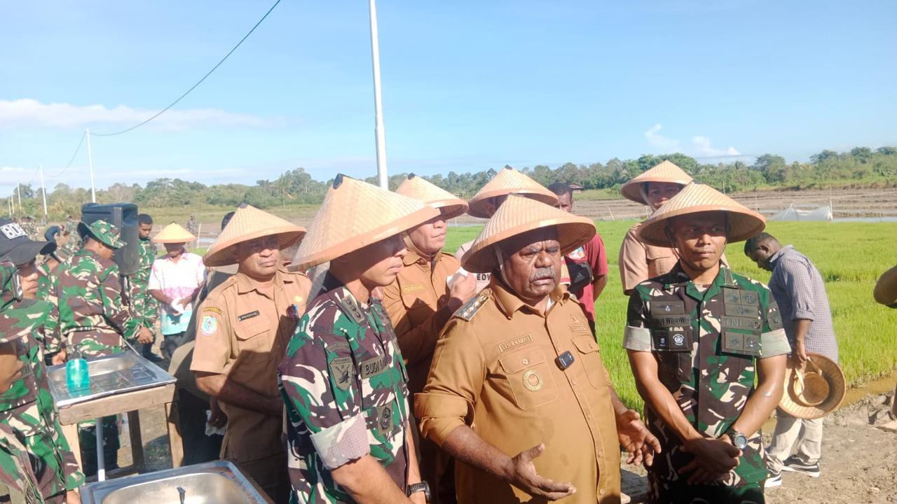 Yonif TP 806/SI bersama Forkopimda Provinsi Papua Barat Daya dan Masyarakat Kabupaten Sorong melakukan penanaman padi bersama