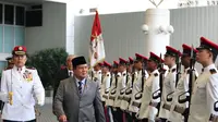 Menteri Pertahanan (Menhan) RI Prabowo Subianto (kiri) dan saat mengunjungi Kementrian Pertahanan Republik Singapura (Dok Kementerian Pertahanan)