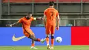 Pemain Belanda Memphis Depay menembak untuk mencetak gol ke gawang Skotlandia pada pertandingan persahabatan di Stadion Algarve, luar Faro, Portugal, Rabu (2/6/2021). Pertandingan berakhir imbang 2-2. (AP Photo/Miguel Morenatti)