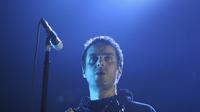 Terakhir, ia pun menutup konsernya dengan hits Oasis yang berjudul Wonderwall. Penonton pun kompak dan antusias mendendangkan lagu itu. (Bambang E. Ros/Bintang.com)