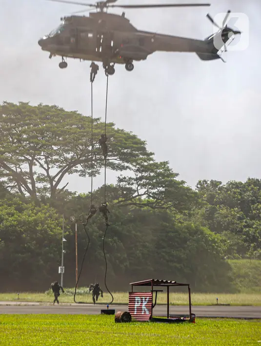 Selain itu, turut dikerahkan juga pesawat NAS 332 Super puma, EC-120 B Colibri, KT-1B Wongbee, C-130 HERCULES, CN 235 DAN 295, BOEING 737, Falcon 7x dan 8x, C-212 CASSA, dan CESSNA 172. (Liputan6.com/Faizal Fanani)
