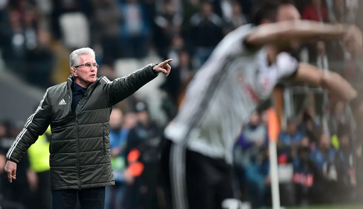 Pelatih Bayern Munchen Jupp Heynckes memberi arahan kepada pemainnya saat melawan Besiktas dalam pertandingan Liga Champions di stadion Vodafone Arena di Istanbul (14/3). Munchen menang 3-1 atas Besiktas. (AFP/Ozan Kose)