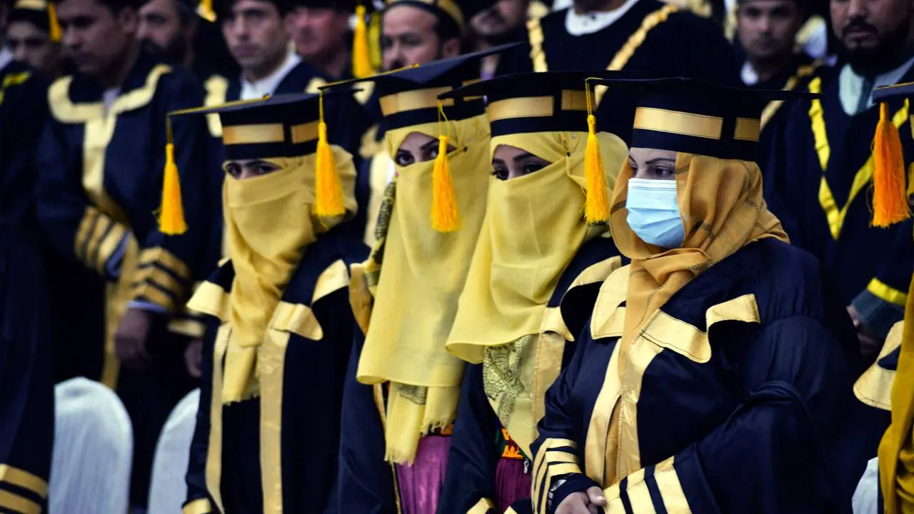 Para mahasiswa dan mahasiswi menghadiri wisuda di Universitas Mirwais Nija di Kandahar, Afghanistan, Sabtu, 27 November 2021. (AFP)