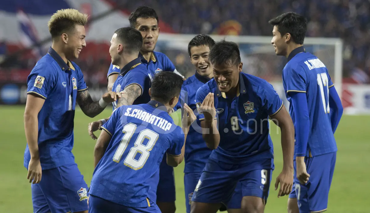 Pemain Thailand merayakan gol yang dicetak Siroch Chatthong ke gawang Indonesia dalam laga leg kedua final Piala AFF di Stadion Rajamangala, Bangkok, Thailand, Sabtu (17/12/2016). (Bola.com/Vitalis Yogi Trisna)